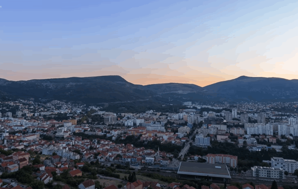 SAOBRAČAJ OTEŽAN ŠIROM BOSNE I HERCEGOVINE: Bura odnela deo krovne konstrukcije sa crkve u Mostaru